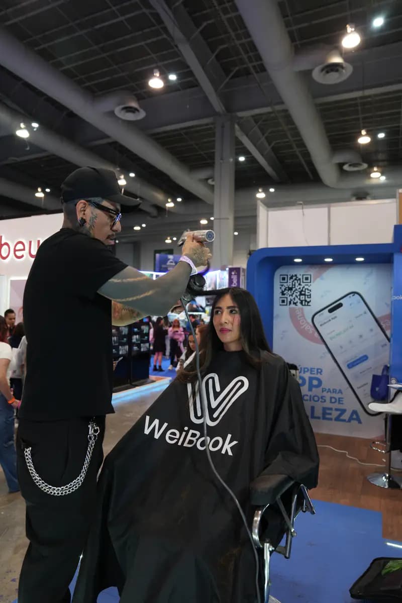 Retrato de un estilista peinando en vivo a una modelo con WeiBook en México